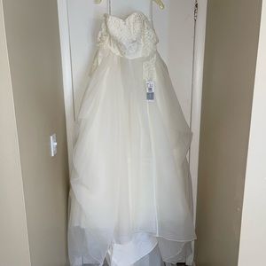 Brand new, never worn, wedding dress purchased at David’s Bridal. Size 10.